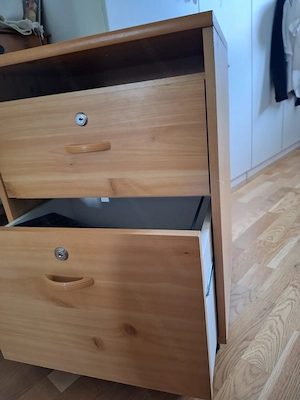Schreibtisch mit Rollkasten zu verschenken  Bild 3