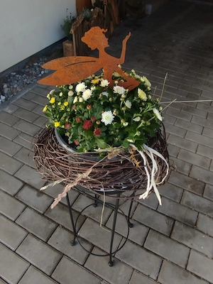 Deko Pflanzen mit Rost Deko und Blumen Ständer 