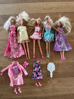 5 Barbie Puppen mit Kleidung und Zubehör