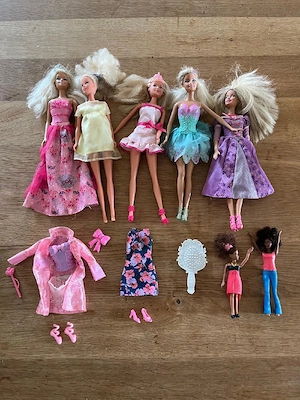 5 Barbie Puppen mit Kleidung und Zubehör Bild 2