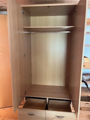 Kleiderkasten zu verschenken