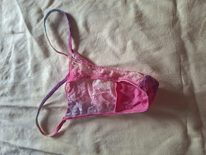String mit zarter Spitze mit lila rosa Farbverlauf