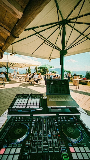 Event DJ (Hochzeit  Firmenfeier  Gastroevents etc.) Bild 2