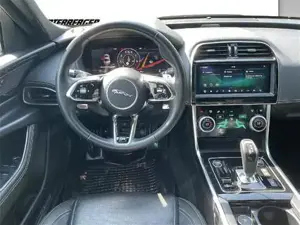 Jaguar XE R-Dynamic SE // Tempomat // Parkassistent Bild 7