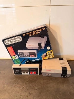 Nintendo Classic Mini NES   neuwertig, komplett mit Originalverpackung und zusätzlichem Controller