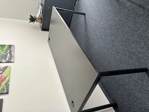 Bürotisch mit Kabelauslass Bild 2
