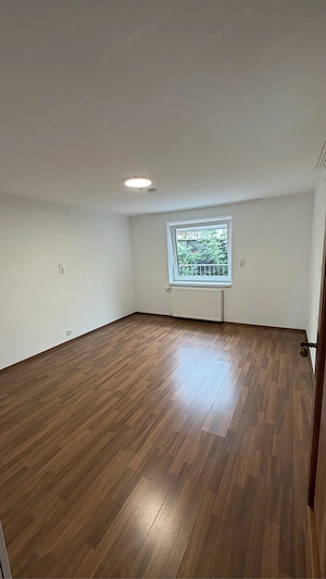 3 Zimmer Erdgeschosswohnung in einem 2 Parteienhaus mit Parkplatz in ruhiger Wohngegend Bild 4