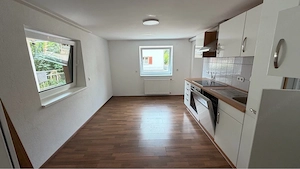 3 Zimmer Erdgeschosswohnung in einem 2 Parteienhaus mit Parkplatz in ruhiger Wohngegend Bild 3