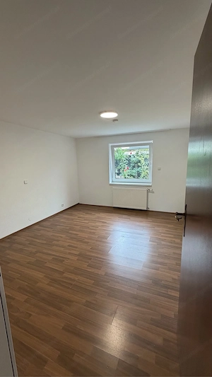3 Zimmer Erdgeschosswohnung in einem 2 Parteienhaus mit Parkplatz in ruhiger Wohngegend Bild 9