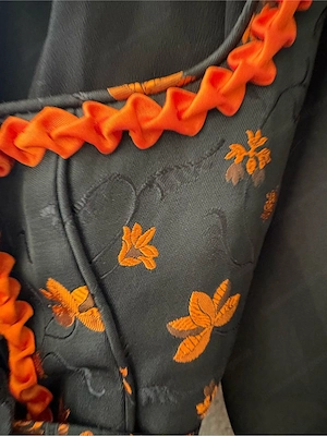 Dirndl schwarz-orange maxi Gr 40 inkl Bluse  Bild 2