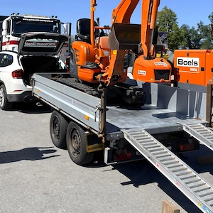 Transportarbeiten mit Dreiseitenkipper 2,6T Bild 2