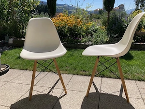 2 Stühle, weiße Sitzschale mit Holz-Metalluntergestell Bild 4
