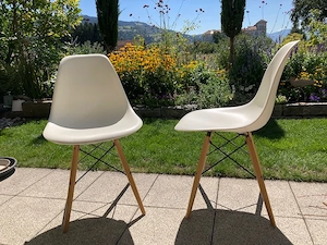 2 Stühle, weiße Sitzschale mit Holz-Metalluntergestell Bild 3