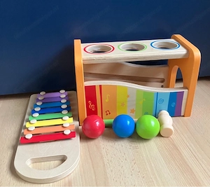 kinderspielsachen und büchlein Bild 2