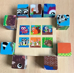 kinderspielsachen und büchlein Bild 2