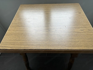Holztisch mit furnierter Platte Bild 2
