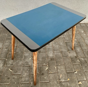 Tischchen (Beistelltisch Couchtisch) mit Resopal-Tischplatte, blau grau mit Holzfüssen. vintage 50er Bild 2