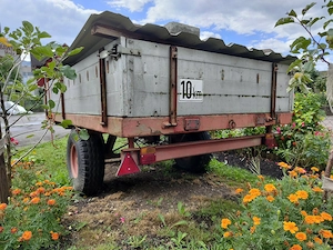 Traktor Anhänger gebremst Bild 2