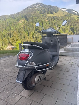 leichtbeschädigte Vespa Bild 3