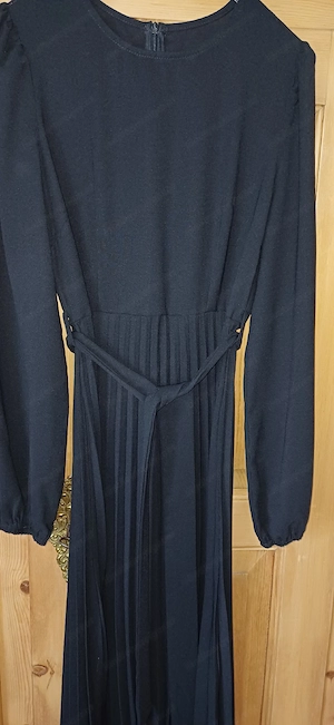 Schwarzes schlichtes Damenkleid Bild 4