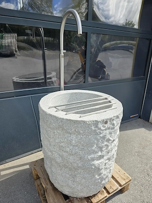 Granitbrunnen   Granittrog "Grander" inkl. V2A Edelstahlarmatur - Unikat