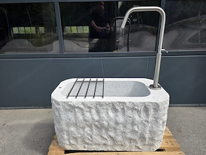 Granitbrunnen   Granittrog "Grander" inkl. V2A Edelstahlarmatur - Unikat