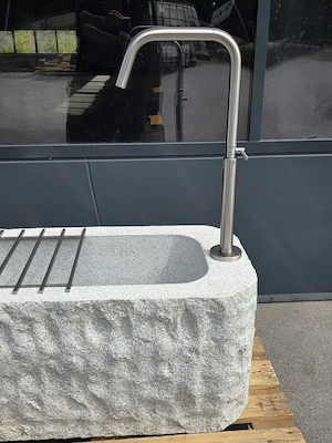 Granitbrunnen   Granittrog "Grander" inkl. V2A Edelstahlarmatur - Unikat Bild 2
