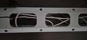 Verkaufe breiten robusten Schreibtisch (200 x 80) mit Kabelführung Bild 3