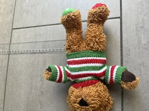 Kuscheliger Teddybär mit gestricktem Weihnachtspullover Bild 3