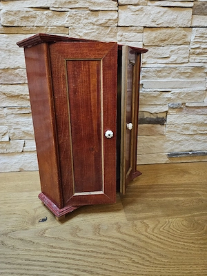 Puppen-Kleiderkasten, altes Kästchen Bild 2