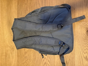 grauer Rucksack Bild 2
