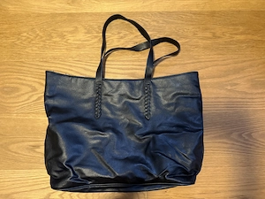 schwarze größere Tasche