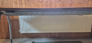 Verkaufe breiten robusten Schreibtisch (gekrümmt) mit Kabelführung Bild 3