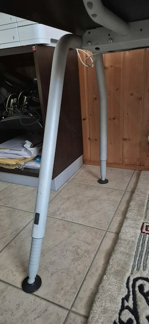 Verkaufe breiten robusten Schreibtisch (200 x 80) mit Kabelführung Bild 4