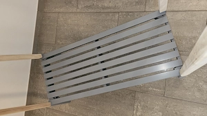 Holz-Garderobenständer mit Kleiderstange, Haken und Ablage Bild 2