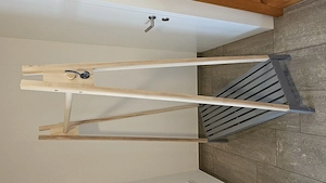 Holz-Garderobenständer mit Kleiderstange, Haken und Ablage Bild 3