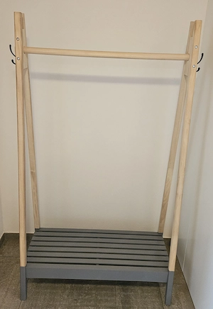 Holz-Garderobenständer mit Kleiderstange, Haken und Ablage