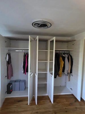 Sehr gut erhaltener Schrank inklusive 2 Nachtkästen Bild 2
