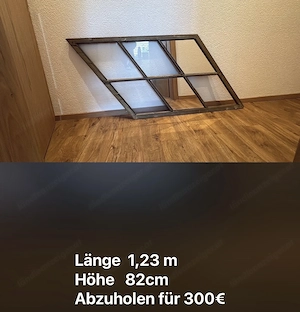 Holzfenster mit Spiegel