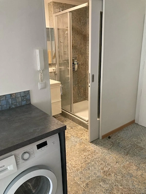 Provisionsfrei: Moderne Dachgeschosswohnung mit großer Terrasse in verkehrsarmer Seitengasse Bild 9