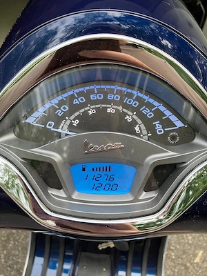 Vespa GTS 300 Super Dunkelblau   Top Zustand, nur 11.276 km mit Topcase! Bild 4