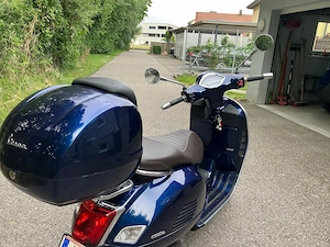 Vespa GTS 300 Super Dunkelblau   Top Zustand, nur 11.276 km mit Topcase! Bild 3