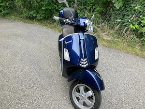Vespa GTS 300 Super Dunkelblau   Top Zustand, nur 11.276 km mit Topcase! Bild 2