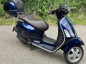 Vespa GTS 300 Super Dunkelblau   Top Zustand, nur 11.276 km mit Topcase!