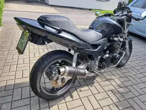 Kawasaki ZR-7 Café Racer Bild 2