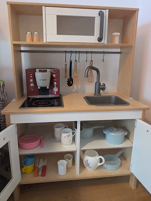 Kinderküche IKEA mit Kaffeemaschine & sonstigem Zubehör Bild 3