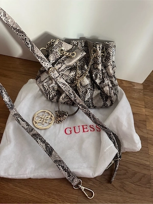 Guess Tasche Leoprint Bild 4