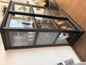 Glasvitrine schwarz mit Schiebetüren  Bild 2