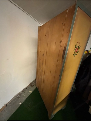 Vintage-Wandschrank mit Blumenmotiv Bild 3