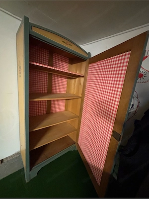 Vintage-Wandschrank mit Blumenmotiv Bild 4